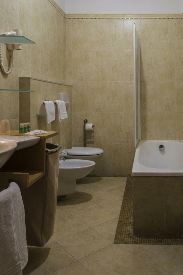 Hotel Beatrice Este Luaran gambar